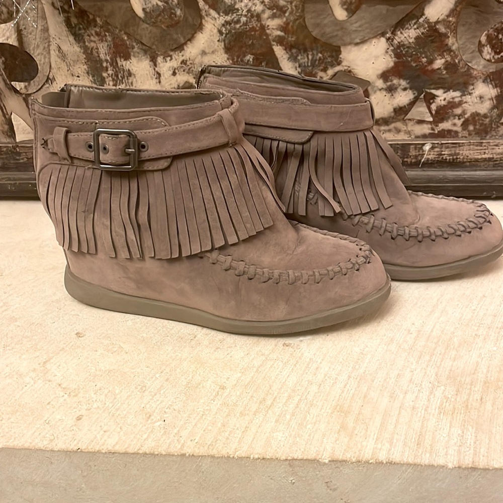 Taupe, ankle bootie mocs, size9, fringe and buckle